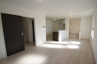 【外観パース】 | 【仲介手数料無料！！】日野市西平山5丁目　新築戸建て（全2棟）2号棟　4199万円 | 本パースは、イメージ図につき、風景、建物、植栽などについては施工後の現物との差異が生じます
つきまして本パースによって生じたいかなる損害については一切責任を負いません