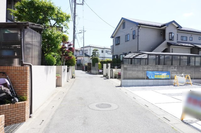 草加市手代2丁目 新築分譲住宅の前面道路含む現地写真