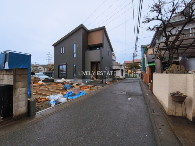 草加市手代2丁目 新築分譲住宅の前面道路含む現地写真