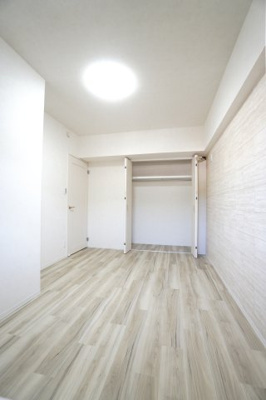 【洋室】 | 【上質リノベ】ペルル中山南 | 【洋室約6.4帖】
たっぷり収納！
コートやスーツだけでなく、収納棚を中にしまえば
ニットやパンツも中にしまえて
お部屋をすっきりとお使いいただけます！
お部屋のコーディネートと幅が広がります♪