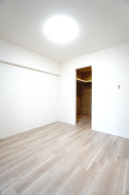 【洋室】 | 【上質リノベ】ペルル中山南 | 【洋室約4.5帖】
将来、ライフスタイルや家族構成が変わった時等、
第2子供部屋としても活用できそうですね！
勿論、壁掛けエアコンも取付が出来ますので、
快適な居室環境で過ごせそうです！