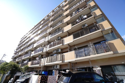 【外観】 | 【上質リノベ】ペルル中山南 | 【耐震性】
耐震性の高さを判断するポイントは、
建築確認申請日が1981年6月1日以降の
新耐震基準に適合しているかどうか。
震度６程度の大地震でも
建物が崩壊しないレベルが基準になりました。