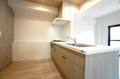 【キッチン】 | 【上質リノベ】ペルル中山南 | 【キッチンスペース】
LIXIL社製。リビングに向けて開かれた《ペニンシュラ型キッチン》。
人造大理石のフラットカウンターが空間をすっきり見せ、
作業しやすさと開放的な視線の抜け感を両立した仕様です。