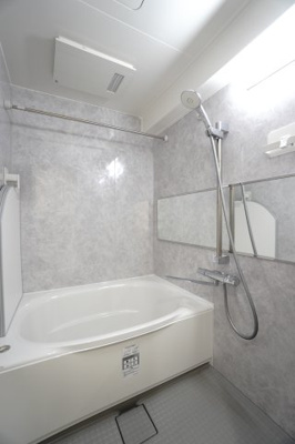 【浴室】 | 【上質リノベ】ペルル中山南 | 【バスルーム】
LIXIL「リノビオV」を採用。
保温性能の高い浴槽やお手入れしやすい床・排水口など、
使いやすさにこだわった上質バスです。
落ち着いた壁パネルが空間にやさしい雰囲気を添えます。