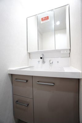 【独立洗面台】 | 【上質リノベ】ペルル中山南 | 【コスメカウンター】
LIXIL「ピアラ」を採用！ハイバックガードと一体になった
広々としたボウルと水栓まわりのフラット形状で
日々のお手入れが簡単に。
収納力の高い三面鏡で、使い勝手が良い仕様です。