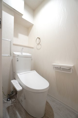 【トイレ】 | 【上質リノベ】ペルル中山南 | 【レストルーム】
清潔感のあるLIXILアメージュ便器を採用！
フチなし形状でお手入れ簡単、
手洗い付きタンクとツインペーパーホルダーも◎
着座センサー付シャワートイレと、
オープン棚で収納力も確保！