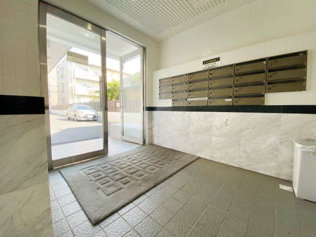 シャンブル武蔵浦和のエントランス