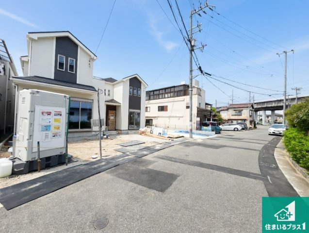 明石市二見町東二見　新築一戸建ての前面道路含む現地写真|周辺は閑静な住宅街！前面道路広々で車の出し入れも便利です。駐車が苦手な方でも安心して車庫入れできます！