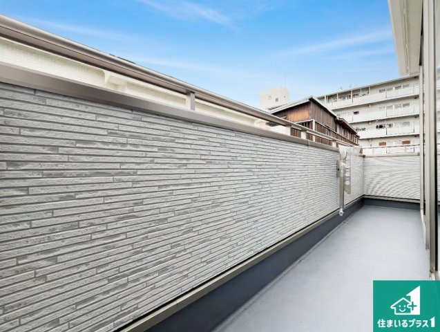 明石市二見町東二見　新築一戸建てのバルコニー|南側に面したバルコニーですので明るい日差しを取り込み洗濯物をしっかり乾かしてくれます。