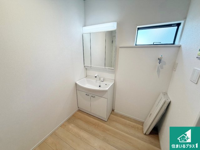 岸和田市門前町　第2期　新築一戸建ての独立洗面台|清潔感のある洗面台です。フラットな鏡は掃除がしやすく毎日清潔！鏡裏には収納があるのでスッキリとした洗面台が保てます。