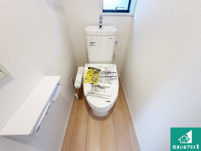 岸和田市門前町　第2期　新築一戸建てのトイレ|1・2階の2ヶ所にあるので、朝の忙しい時間の順番待ちもなく、深夜の利用にも大変便利です。