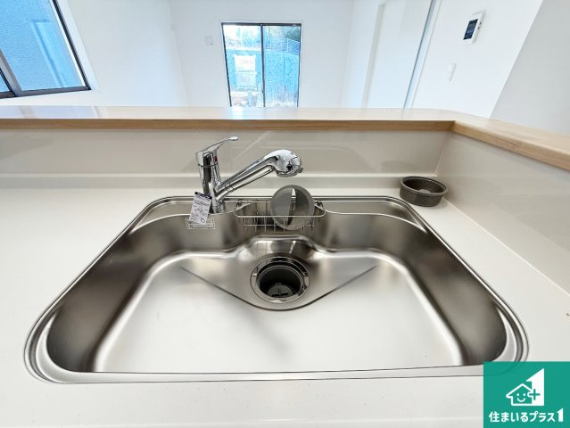 岸和田市門前町　第2期　新築一戸建ての設備|浄水器を内蔵！炊飯時、お茶を作る時に安心してお水を使えます！お湯と冷水、浄水と原水、シャワーの切替えもワンタッチです！