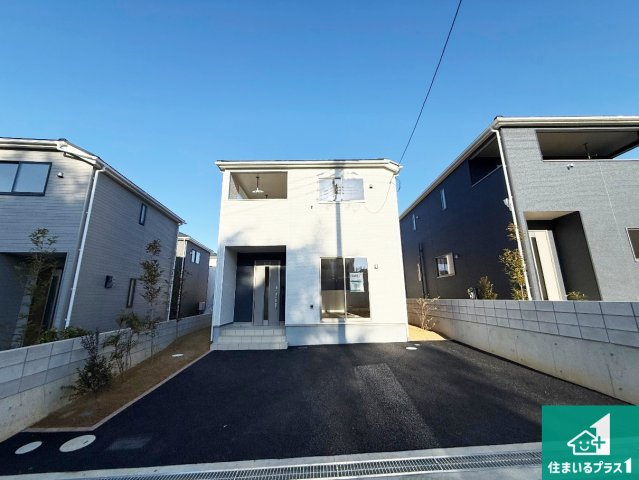 岸和田市門前町　第2期　新築一戸建ての駐車場|並列2台駐車可能！ゆとりの駐車スペースで車庫入れもスムーズ！