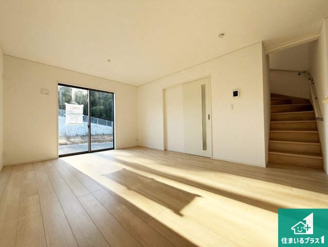 岸和田市門前町　第2期　新築一戸建ての居間・リビング|日当たり良好の明るいリビングで朝の目覚めもスッキリできそう！対面キッチンでご家族のコミュニケーションも自然と増える設計！小さなお子様が遊ぶスペースを作っても広々とくつろげるLDK！