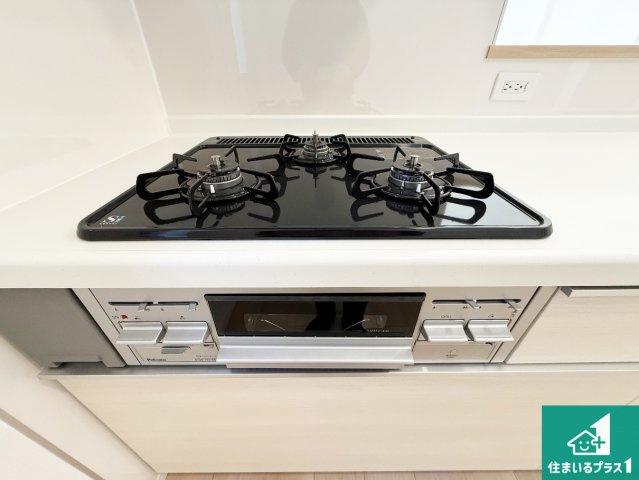 岸和田市門前町　第2期　新築一戸建ての設備|ダブル高火力Ｓｉセンサー付きコンロ！３口あるので、まとめて料理をする時も大活躍！