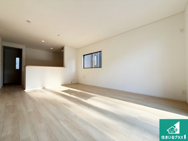 岸和田市門前町　第2期　新築一戸建ての居間・リビング|シンプルなリビングは、観葉植物等のインテリアを楽しめますね！パパ好みにも、ママ好みにも家具次第で雰囲気を変えることができます！