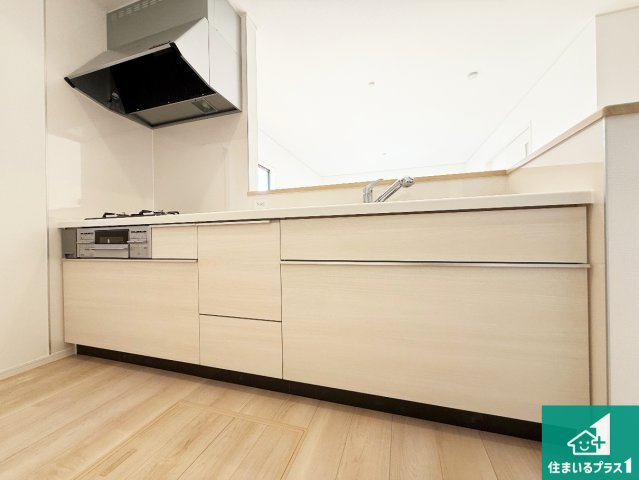 岸和田市門前町　第2期　新築一戸建てのキッチン|リビングと統一感があり、使い勝手のいいキッチン。広々としているので、二人並んで作業が出来ちゃいます。お子様と一緒に色々なお料理に挑戦できるスペースがあります。