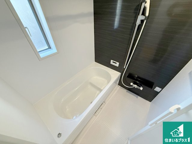 岸和田市門前町　第2期　新築一戸建ての浴室|足をゆったり伸ばして寛げる浴槽です。窓が設けられていますので差し込む光が明るく穏やかな雰囲気にしてくれます♪浴室乾燥機も設置しているので、雨の日の洗濯物も安心です♪