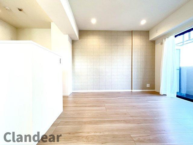 ライオンズマンション東向島第2の居間・リビング|ドキドキの新生活も、安心してスタート。ぴったりの住まいを見つけませんか？クランディアが一緒に住まい選びをサポートします‼　まずは、お気軽にお問合せください　＃クランディア