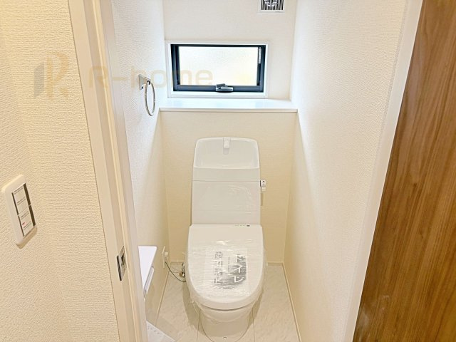 第1常総市相野谷町　新築戸建て　3号棟のトイレ|温水洗浄便座付きのトイレ。
トイレが２ヵ所設置で朝の忙しい時間でも安心です。