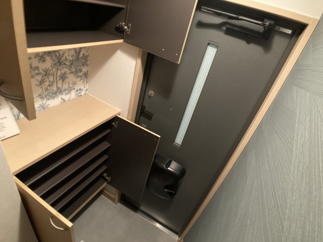 ＨＩＴＯＭＩ　ＤＯＲＭＩＴＯＲＹの玄関|玄関にはシューズBOX