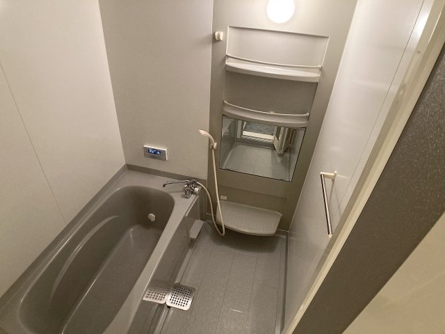 ＨＩＴＯＭＩ　ＤＯＲＭＩＴＯＲＹの浴室|追炊き付きの大きなバスルーム、鏡も完備してます