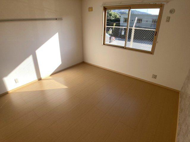 ＨＩＴＯＭＩ　ＤＯＲＭＩＴＯＲＹの内装|日当たりの良い洋室8帖のお部屋です