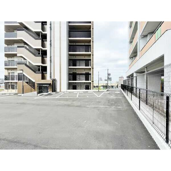 S-RESIDENCE金山altano(アルターノ)の駐車場