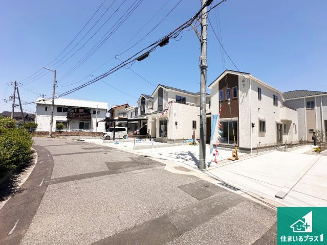明石市二見町東二見　新築一戸建ての前面道路含む現地写真|周辺は閑静な住宅街！前面道路広々で車の出し入れも便利です。駐車が苦手な方でも安心して車庫入れできます！