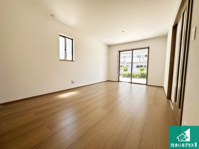 明石市二見町東二見　新築一戸建ての居間・リビング|日当たり良好の明るいリビングで朝の目覚めもスッキリできそう！対面キッチンでご家族のコミュニケーションも自然と増える設計！小さなお子様が遊ぶスペースを作っても広々とくつろげるLDK！