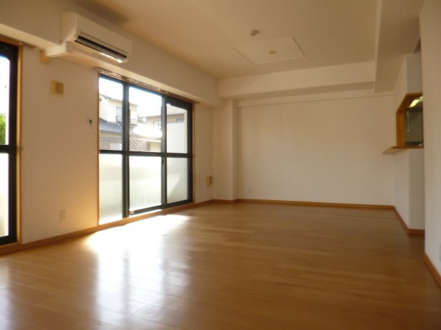 サニーレジデンス　ＹＫの居間・リビング