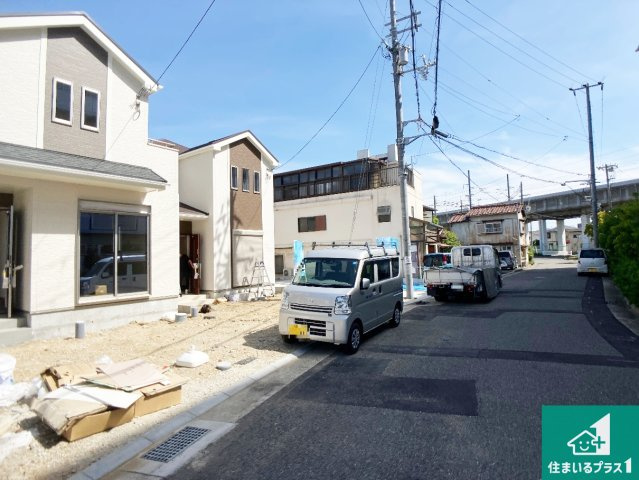 明石市二見町東二見　新築一戸建ての前面道路含む現地写真|周辺は閑静な住宅街！前面道路広々で車の出し入れも便利です。駐車が苦手な方でも安心して車庫入れできます！