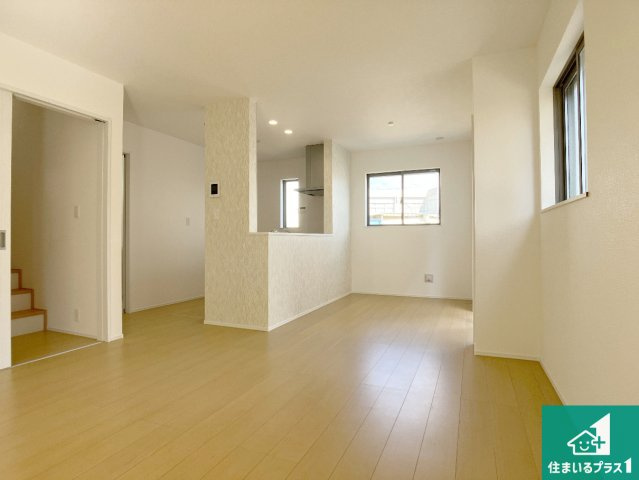 明石市二見町東二見　新築一戸建ての居間・リビング|シンプルなリビングは、観葉植物等のインテリアを楽しめますね！パパ好みにも、ママ好みにも家具次第で雰囲気を変えることができます！