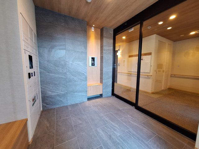 (シニア限定)ヘーベルVillage春日のエントランス