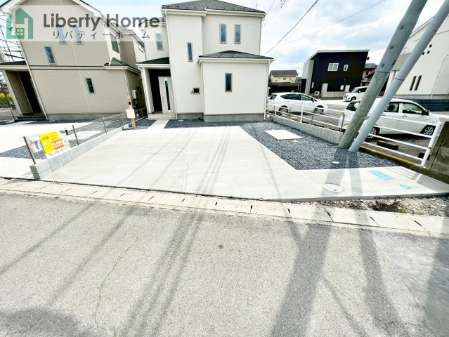 ひたちなか市足崎　新築戸建　A号棟の前面道路含む現地写真