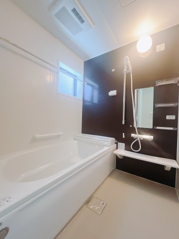 【新築戸建】高崎塚田町の浴室|■浴室｜デザイン性に優れた浴室♪1日の疲れを癒す、ゆったりとしたバスタイムをぜひお過ごしください(*＾＾*)大きな窓付きで嬉しい♪