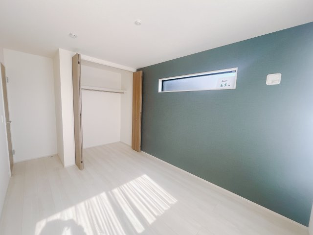 【新築戸建】高崎塚田町の洋室|■1階洋室｜アクセントクロスをあしらい、ホテルのような落ち着いた空間を演出しました。南向きなので陽当りも良く、朝は爽やかな陽射しがお部屋を包みます☆