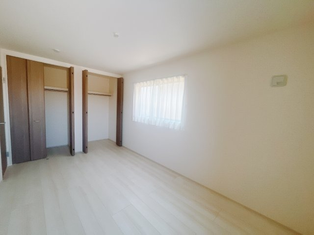 【新築戸建】高崎塚田町の洋室|■1階洋室｜1階各居室には収納をご用意しています♪常にお部屋を綺麗に保てます！小さなお子様も自然とお片付けができるようになるのでうれしいですよね！