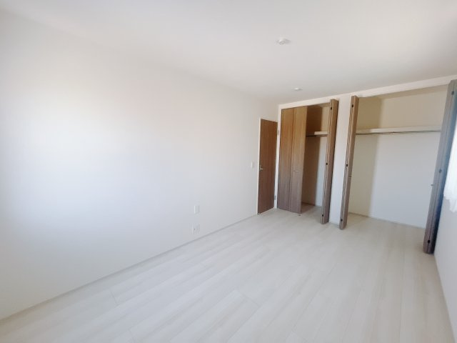 【新築戸建】高崎塚田町の洋室|■1階洋室｜ナチュラルカラーの床です。模様替えなどとても楽しく工夫できます♪陽当たり、風通しもとても良いので毎日快適な生活スタートです！子供部屋にも良いですね♪