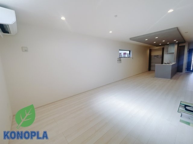 【新築戸建】高崎塚田町の居間・リビング|■リビング｜落ち着きのある表情を見せるリビングダイニング。太陽の光がたっぷり差し込むリビングは、自然とご家族が集まる居心地の良い空間です。