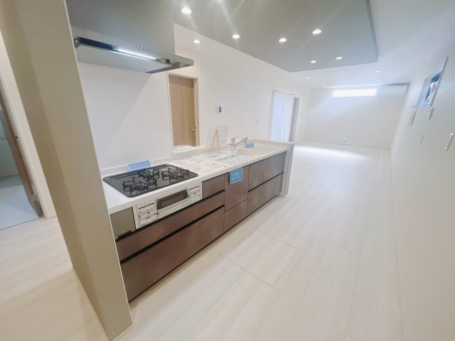 【新築戸建】高崎塚田町のキッチン|■キッチン｜ワークトップの幅が広く、お子様といっしょにお料理をつくったり、ちょっとしたパーティーも楽しめます。フラットなのでお掃除がしやすいのもポイントです