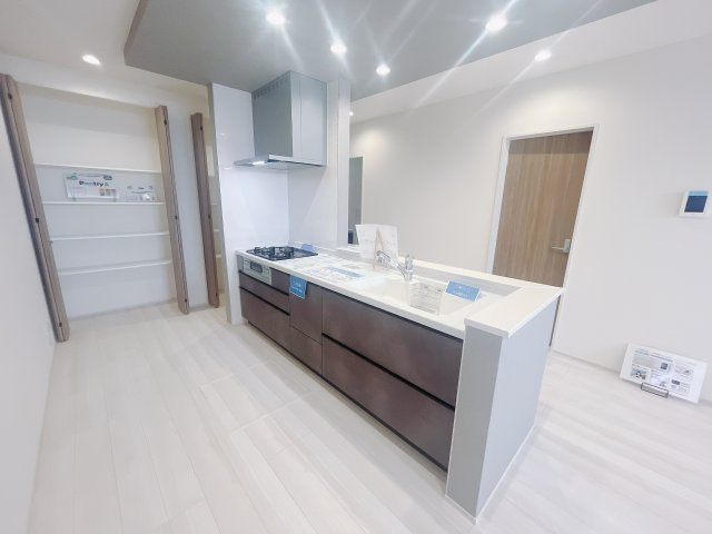 【新築戸建】高崎塚田町のキッチン|■キッチン｜作業がはかどる広々カウンタースペース。会話がはずむ「オープンキッチン」なので家族とのコミュニケーションも活発になります。