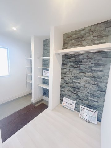 【新築戸建】高崎塚田町の玄関|■SIC｜土間続きの収納♪靴はもちろん、汚れやすいベビーカーやアウトドア用品など拭かずにしまえてうれしい♪アクセントクロスでおしゃれな印象もプラス☆彡