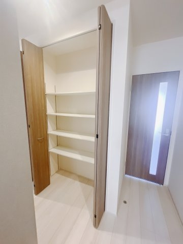 【新築戸建】高崎塚田町の玄関|■玄関｜毎日の「いってらっしゃい」や「お帰りなさい」を大切なご家族と過ごす玄関は〈使いやすさ〉を追求しております。玄関横の物入は急な来客時でもさっとお片付けできるスペースを確保しています。