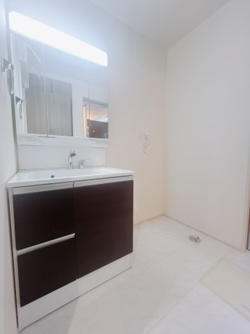 【新築戸建】高崎塚田町の独立洗面台|■洗面室｜ゆとりのある洗面脱衣室ではお子様と並んで歯磨きもできるので一緒に成長を楽しめます♪ひろびろとした洗面室で、朝の準備も楽しくなります☆.*