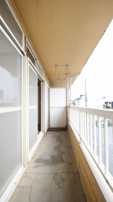 【バルコニー】 | メゾン山岡 | 退去前のため、別部屋のお写真です。