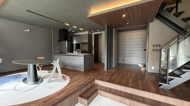 紫山5丁目　中古土建のキッチン|フローリング敷のダウンフロア側からのアングル。