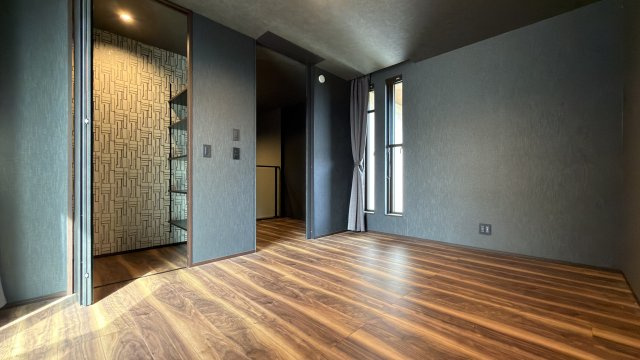 紫山5丁目　中古土建の洋室|2階洋室　約7.2帖　ホールに続くドアは、センサー式自動ドアです。