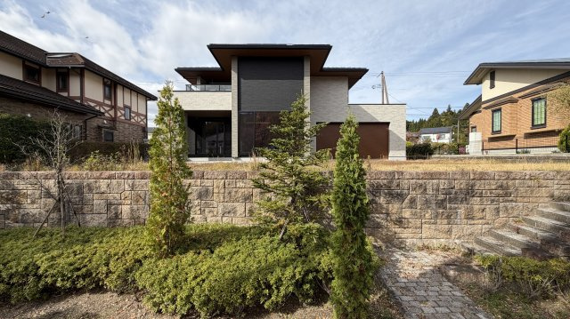 紫山5丁目　中古土建の庭|庭から階段を使って南東側の道路と行き来ができ、とても便利です。