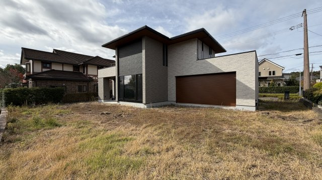 紫山5丁目　中古土建の庭|ガレージのシャッター庭側での開閉ができ、ガレージと庭をひとつづきで楽しむことができます。